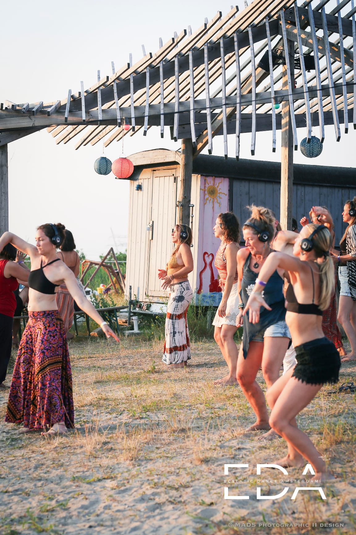 Ecstatic dancing overdag met Silent Disco