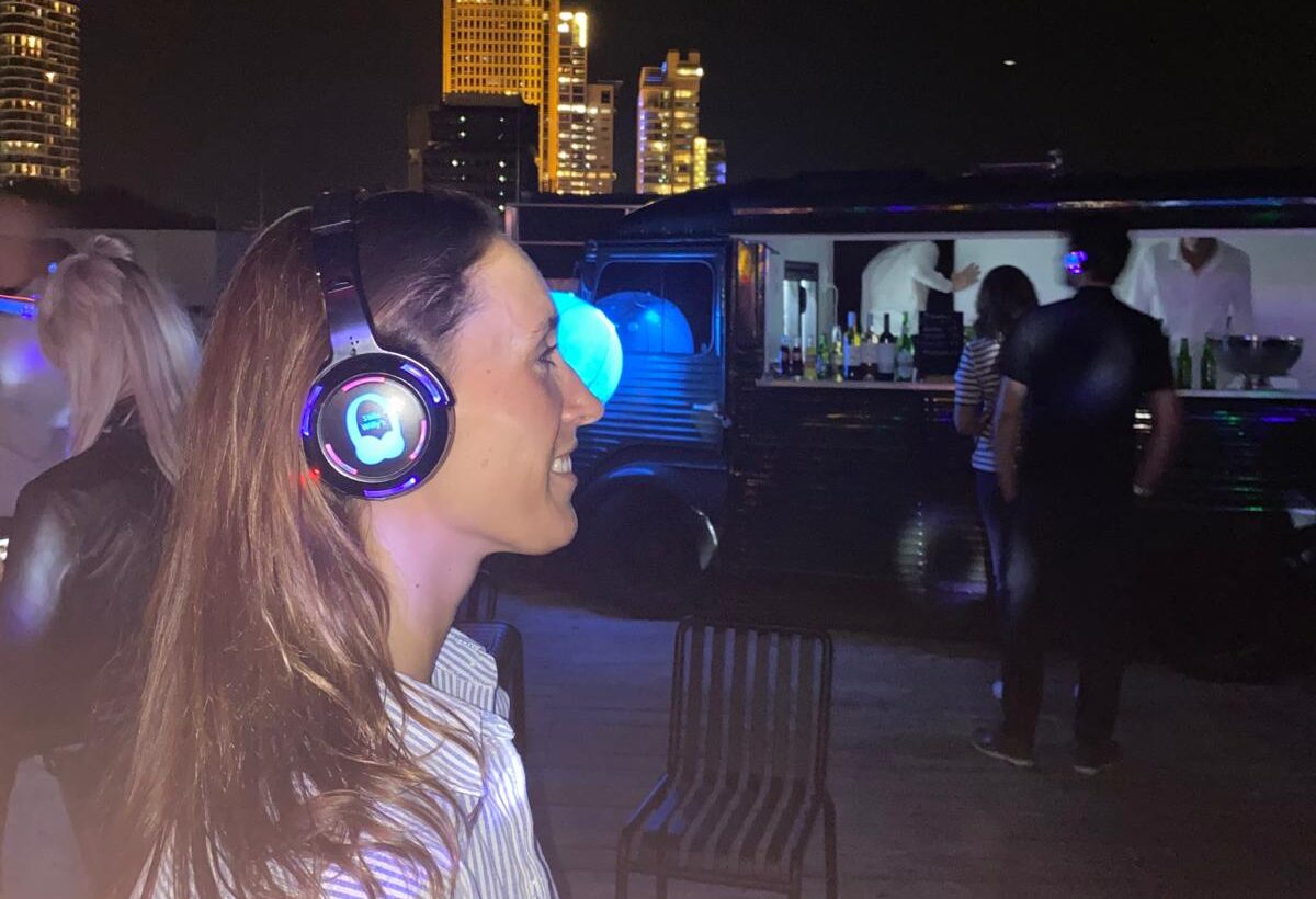 Bente aan het genieten van Stille Willy's op een rooftop feest